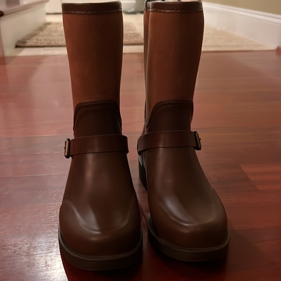 Ugg boots, women’s size 8, never worn. Brand new condition. - Picture 3 of 3